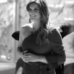 Maria Botelho Moniz Instagram - As fotografias são da estreia a 4 de Janeiro de 2021. Nunca o olhar brilhou tanto e o coração parecia que saltava batidas. Ao Cláudio, à minha equipa e a todos os que me acompanharam todas as manhãs, tenho tanto para vos dizer e ao mesmo tempo faltam-me as palavras. Digo-vos então o que vos digo desde sempre: foi um prazer, uma honra, um privilégio. Obrigada a todos, por tudo. Hoje estou de volta à antena e espero por vocês às 19:00 na TVI. Até já ❤️