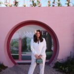 Maria Botelho Moniz Instagram - Orgulhosamente Embaixadora da Lancôme 🩷 que desta vez me levou numa visita flash à Maisôn Lancôme em Madrid. Obrigada, @lancomeofficial que esta nossa viagem bonita continue por muitos e bons anos. 🌸 #pub Styling: @dianarconceicao Fato: @elcorteinglespt Jóias mala: @tousjewelry Sapatos: @aldo_shoes Partners in crime: @mais.que.uma #lancome #lavieestbelle #teintidoleultrawear #renergie