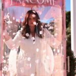 Maria Botelho Moniz Instagram - Orgulhosamente Embaixadora da Lancôme 🩷 que desta vez me levou numa visita flash à Maisôn Lancôme em Madrid. Obrigada, @lancomeofficial que esta nossa viagem bonita continue por muitos e bons anos. 🌸 #pub Styling: @dianarconceicao Fato: @elcorteinglespt Jóias mala: @tousjewelry Sapatos: @aldo_shoes Partners in crime: @mais.que.uma #lancome #lavieestbelle #teintidoleultrawear #renergie
