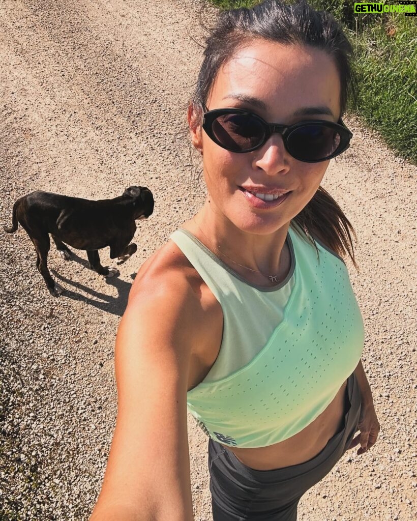 Maria Cerqueira Gomes Instagram - Não me dá descanso! Pior do que treinar com a @pick_bykika 🤭Treino com uma sombra…😏 #samba