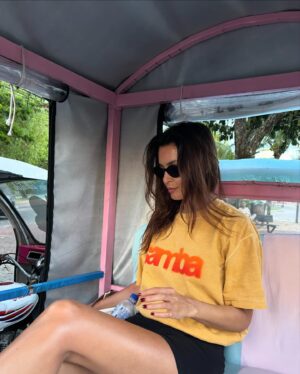 Maria Cerqueira Gomes Instagram - Samba, família, pão de queijo, 🍺 e mergulhos!
A energia do 🇧🇷 faz-me tão bem!