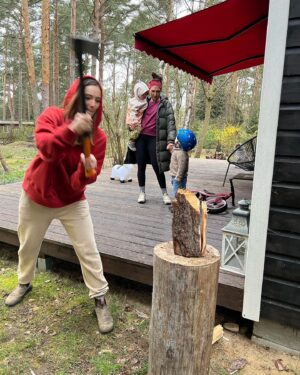 Maria Ehrich Instagram - Mal kurz das “andere gute Leben” abseits all dem Glam festhalten. Ich hoffe ihr habt ein schönes Osterfest und könnt ein paar Sonnenstrahlen auf eurer Nase einfangen. 🫶