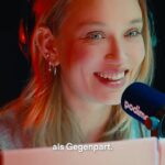 Maria Ehrich Instagram - Eine neue Folge Reise in den Tod auf @podimo_de ist draußen! Dieses mal mit einer heiseren, aber mindestens genauso bezaubernden @ehrlichmaria ! Unser Fall bewegt sich in einem österreichischen Wintersportgebiet, wo der 25 Jährige Raven aus Thüringen voller Tatendrang hinreist um sein Glück zwischen verschneiten Wipfeln und Gebirgslandschaften zu suchen. Er will sich für Jobs bewerben und auch wenn es nicht direkt der große Traum ist, wird er mit einer ersten Stelle belohnt. Ein Anfang… Oder? Gerade telefonierte er noch mit der Familie. Bis plötzlich die eiskalte Stille über die Geschehnisse hereinbricht. Wo ist Raven? Für seine Eltern beginnt der Kampf gegen eine Mauer des Schweigens... #reiseindentod #reiseindentodpotcast #podcast #truecrime