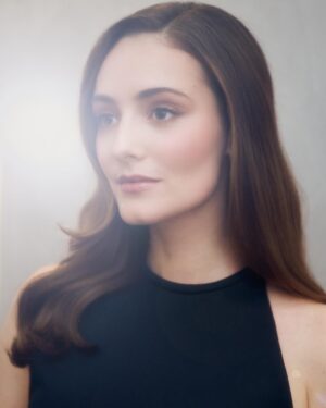 Maria Ehrich Instagram - Was war DAS DENN?! 🥹🤯💕👑 Wir hatten gestern eine so unglaublich schöne Münchner Premiere von Chantal im Märchenland! Ich bin immer noch völlig hin und weg. So viele Lacher, so viel Liebe - schon lange nicht mehr so nen fetten Film gemacht. Geht mal bitte ab dem 28.03. alle ins Kino 🍿! Ihr werdet es nicht bereuen! @chantalfilm 
Hier wird noch einiges an Content folgen die nächsten Tage über (schon alleine, weil es morgen direkt weitergeht mit dem Premieren Wirbelwind 👉🏻 Berlin), aber jetzt erstmal 
vielen, vielen Dank, an das allerbeste Glam Team! Wie selbstbewusst ihr mich gemacht habt - hach:
H&M by @philippverheyen 👑 & assistant @tillzettl ✨
Styling by @luijvpi 💫 
Fotos by @patricebrylla 🫶
💜💜💜