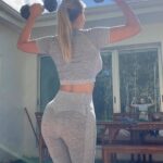 Maria Hering Instagram - These are your arms best friends 🤩😘 my 10lb dumbbells are a must have .. goodbye fluffy arms .. say hello to sexy, tight and defined arms .. the best you can do it from home ✨ . #letsdoit, #workoutmotivation, #enjoyyourbody, #investinyourself, #resistancetraining, #investinyourfuture,