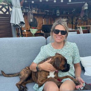 Maria Hering Instagram - Family time with two 🐶🐶.. the new dog of my mom grew up really fast 😅.. E-Jay in December 2021 vs. July 2022 .. this charming, sweet, chaotic and young boxer lady is totally in love with Napoleon and they are playing non stop with each other 😅 .. i love watching them play and tease each other .. #newbestfriends 
.
#enjoythemoment, #doglove, #frenchbulldogwithboxer, #crazydoggang, #inlove, #napoleonontour, #love, #grateful, #thankyou, #naugthygang