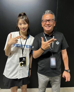 Maria Makino Instagram - ♡
♡
❤️⚾️LIVE DAYS！～心躍る大交流戦～⚾️❤️
北海道日本ハムファイターズVS.横浜DeNAベイスターズ
2024.6.2🐻ES CON FIELD HOKKAIDO

🐻🐻🐿🦊

❤️小村勝球団社長❤️
「まりあちゃん！！！ナイスピッチ❣️❣️」by小村勝球団社長
まりあ両手振って球団社長のところへ走っていきました⚾️始球式後
小村勝球団社長も手振ってくれて、両手でハイタッチしてくださいました💕※小村勝球団社長とはじめてのハイタッチ❣️やば！
すごく嬉しかったです💖💖💖
　つづく

始球式後、取材していただきました。ありがとうございました💖

＆

⚾️試合観戦⚾️

ごーくんの打席から見れました💗💗💗💗💗💗💗※迷子になり、到着遅れた。石田さん＆小田さん＆のなちゃんが「まりあちゃん！！！ごーくんだよ！！！急いで！！」って、まりあの席を用意してくれてました。
ごーくんヒット💗💗💗💗💗💗💗「まりあのごーくんかっこいい💖💖💖きゃーー❣️❣️」byまりあ。わたしたち大盛り上がり✨✨✨

2表終わって、きつねダンス🦊
「かわいいーー💕💕うちの娘。いちばんかわいい💖」by親バカまりあ

🎶ジンギスカン🎶
「石田さん！小田さん！ジンギスカンです❣️❣️」
立ち上がったサブリーダーズ。🐑🐑🐑
　つづく

3裏
ごーくん💗💗💗💗💗💗💗。バント❣️❣️かっこいいごーくん💗💗💗💗💗💗💗
「お！ごーくんバント上手👏」byマネージャーさんと石田さん。「でしょ🐰。ごーくんなんでもできるの🐰まりあのごーくん」byまりあ
郡司裕也選手について説明したまりあ「ぐんぐんぐんじ選手」
･･･などなど。まじまりあうるさい🐰。メンバーとうちの試合観れるの嬉しくて、喋りすぎやけんし🐰🧡🧡
ゆあくんHR👑👑👑まじありがとうゆあくん❣️❣️「まりあの同級生！あ！同い年のゆあくんすごいじゃん❣️❣️」by石田さん😆

オースティンがネクストバッターズサークルにいて、わたしとオースティンの距離1mくらい🐰。
「Judge好きになったきっかけのオースティン選手です！」byまりあ「ヤンキースにいたってこと！？」by石田さん💙

「水谷選手めっちゃ飛んでる！！おー！」by小田さくらさん→水谷選手2ラン👑👑

🎵POP!←踊った石田さん💙小田さん🌸よこ💛きた🩵まりあ🐰はるさんニコニコ見てくれてありがとう💕
🎵わっちゅごーな←石田さん初見で完璧に踊ってた🎶＆まりあも踊ったよ🐰。ひちょりコーチGoodってしてくれました💚。「あ！！！マダム映った！」
🎵YMCA←石田さん＆小田さん＆まりあ踊りました💕。「めい踊ったことある！」byめいちゃん🐼。
🎵ファイターズ讃歌←石田さん＆小田さん完璧に踊る💕。まりあゴールドグローブ持って踊った自作ダンス。ほまれとめいちゃんはお行儀よく座って観戦⚾️
🎵じぇーくんの登場曲←小田さん＆よこ、完璧に踊ってた🎶
「ライブ前に疲れちゃったら大変だよ！！」byサブリーダー石田さん💙
🎵チキバン覚えたメンバーだーれだ？？
 
「わたしたち、試合も観れてこのあとライブするんだよ✨すごいね」byサブリーダー石田さん💙。まりあは大きく頷いた🐰。

試合観てたメンバーはライブ準備へ行きました🎤
まりあは、ダッシュで着替えダッシュで戻ってきました←ひちょりコーチ気づいたっぽい「おぉー！」って拍手してた👏💚。
石田さんは、勝った瞬間戻ってきてくれました。1本締めいっしょにしました。つーたんの背中見えたから、まりあも頭の上でぽん👏。
エンディング、がんちゃんグローブから始まった💖ありがとうございます✨✨✨

福島蓮投手👑初勝利おめでとう✨✨
水谷瞬選手👑プロ初ホームランおめでとう✨✨
ヒーローインタビューも近くで見れて感激🐰🎤💕
目の前通る時、フレップが手振ってくれた🦊

センターのごーくん鬼ちっちゃかったけど、打席のごーくん表情見えるくらい近い💗💗💗💗💗💗💗
ベンチにいるつーたん❤️ずーっと見えた💎。「SHINJOが上着脱ぎました！今」まりあ実況🐰

ライブ前に試合観戦できて、まりあとっても嬉しかったです💖
本当にありがとうございました❤️❤️❤️
♡
♡

【撮影協力】
ママ友📸4枚目動画
小田さくらさん📸“ごーくんコーン茶のファイル”持ってごーくん応援してるまりあ※＆石田さんがごーくんのスクリーン撮ってくれてました

#LOVE新庄 ❤️
#lovefighters 🐻🐻🐿🦊 #北海道日本ハムファイターズ 💖
#GAORA ⚾️
#モーニング娘24  #牧野真莉愛