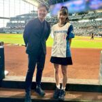 Maria Makino Instagram - ♡ ♡ 🩵‪🧡‬‪ゆうちゃん🩵‪🧡‬‪ 2024.6.2🌈ES CON FIELD HOKKAIDO 🎀🩵🧡🎀🩵🧡🎀🩵🧡🎀🩵🧡🎀 ゆうちゃんにピッチング教えていただきました🩵‪🧡‬‪この日のために❣️ ※詳しくは“斎藤佑樹ch”＆“モーニング娘｡'24You Tube”みてね💕 ゆうちゃん当日エスコン来れるかわからなかったんだけど･･･ ファーストピッチセレモニー前に、ゆうちゃんが来てくれました🥺💕💕 ゆうちゃんほんとにありがとう🩵 超超超感激🐰💖 よっぴっぴ対決＆始球式どちらも、ゆうちゃんが本番直前までいっしょにシュミレーションして練習してくれたり、「大丈夫だよ！」とか隣にいてお話いっぱいしてくれました。 ゆうちゃんに「行ってきます！」って言って、 ゆうちゃんが「がんばって！」って送り出してくれました💖 グラウンドおりてすぐのところで見てて・待っててくれましたゆうちゃん🩵 「まりあちゃん！！ナイスピッチ！！」ってハイタッチしてくれました🩵 ゆうちゃんがずっと近くにいてくれたから、とても心強かったです🩵🧡嬉しかったです💖 ゆうちゃんがピッチング教えてくれたから･･･ まりあは、勇気100%で投げれました🐰✨✨✨ ゆうちゃんありがとうございました💕💕💕 つづく ♡ ♡ #斎藤佑樹 さん🩵🧡 #LOVE新庄 ❤️ #lovefighters 🐻🐻🐿🦊 #北海道日本ハムファイターズ 💖 #GAORA ⚾️ #モーニング娘24 #牧野真莉愛