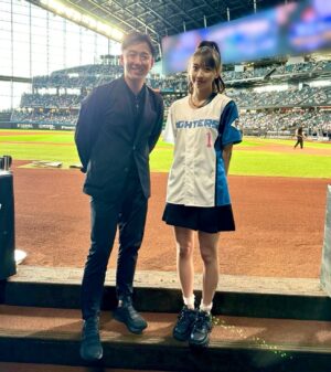 Maria Makino Instagram - ♡
♡
🩵‪🧡‬‪ゆうちゃん🩵‪🧡‬‪
2024.6.2🌈ES CON FIELD HOKKAIDO

🎀🩵🧡🎀🩵🧡🎀🩵🧡🎀🩵🧡🎀

ゆうちゃんにピッチング教えていただきました🩵‪🧡‬‪この日のために❣️
※詳しくは“斎藤佑樹ch”＆“モーニング娘｡'24You Tube”みてね💕

ゆうちゃん当日エスコン来れるかわからなかったんだけど･･･
ファーストピッチセレモニー前に、ゆうちゃんが来てくれました🥺💕💕
ゆうちゃんほんとにありがとう🩵
超超超感激🐰💖

よっぴっぴ対決＆始球式どちらも、ゆうちゃんが本番直前までいっしょにシュミレーションして練習してくれたり、「大丈夫だよ！」とか隣にいてお話いっぱいしてくれました。
ゆうちゃんに「行ってきます！」って言って、
ゆうちゃんが「がんばって！」って送り出してくれました💖

グラウンドおりてすぐのところで見てて・待っててくれましたゆうちゃん🩵
「まりあちゃん！！ナイスピッチ！！」ってハイタッチしてくれました🩵
ゆうちゃんがずっと近くにいてくれたから、とても心強かったです🩵🧡嬉しかったです💖

ゆうちゃんがピッチング教えてくれたから･･･
まりあは、勇気100%で投げれました🐰✨✨✨
ゆうちゃんありがとうございました💕💕💕

  つづく
♡
♡

#斎藤佑樹 さん🩵🧡
#LOVE新庄 ❤️
#lovefighters 🐻🐻🐿🦊 #北海道日本ハムファイターズ 💖
#GAORA ⚾️
#モーニング娘24 #牧野真莉愛