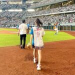 Maria Makino Instagram - ♡ ♡ ❤️⚾️LIVE DAYS！～心躍る大交流戦～⚾️❤️ 北海道日本ハムファイターズvs.横浜DeNAベイスターズ 2024.6.2🌈エスコンフィールドHOKKAIDO 💕💕💕始球式💕💕💕 🎀🐻🐻🐿🦊🎀🐻🐻🐿🦊🎀🐻🐻🐿🦊🎀 ゆうちゃんがずっと近くにいてくれました🩵‪🧡‬‪ ゆうちゃんに「行ってきます！」って言ったら、 「行ってらっしゃい！」ってゆうちゃんが送り出してくれました🩵‪🧡‬‪ 球審長川さんが「このポーズでプレイボールしますね！」LOVEマシーンのポーズしてくれました✨ 長川さんとお話しながらマウンドへ向かうの、楽しかったです🐰🎶 「まりあー！」っていう声援、タオル、いーっぱい💕💕💕 たくさんの応援ありがとうございました💖 すっごく緊張していて、投げる瞬間はものすごく静かでゆっくり時間が進んでる感じがしました。 「ゆあくんボールとってくれてありがとう✨」まりあ伝えました🐰 「ありがとうございます！」「がんばって！」by田宮裕涼捕手 エスコンフィールドHOKKAIDOで始球式⚾️ 私の下の名前はまりあっ言うんですけど、 最亘基でーす❣️❣️❣️ ありがとうございました💖 ♡ ♡ 【撮影協力】 マネージャーさん📸2枚目 大阪のじぇーくんお姉さん📸3.4.5.6.7.8.9.10枚目 #LOVE新庄 ❤️ #lovefighters 🐻🐻🐿🦊 #北海道日本ハムファイターズ 💖 #GAORA ⚾️ #モーニング娘24 #牧野真莉愛