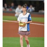 Maria Makino Instagram - ♡ ♡ ❤️⚾️LIVE DAYS！～心躍る大交流戦～⚾️❤️ 北海道日本ハムファイターズvs.横浜DeNAベイスターズ 2024.6.2🌈エスコンフィールドHOKKAIDO 💕💕💕始球式💕💕💕 🎀🐻🐻🐿🦊🎀🐻🐻🐿🦊🎀🐻🐻🐿🦊🎀 ゆうちゃんがずっと近くにいてくれました🩵‪🧡‬‪ ゆうちゃんに「行ってきます！」って言ったら、 「行ってらっしゃい！」ってゆうちゃんが送り出してくれました🩵‪🧡‬‪ 球審長川さんが「このポーズでプレイボールしますね！」LOVEマシーンのポーズしてくれました✨ 長川さんとお話しながらマウンドへ向かうの、楽しかったです🐰🎶 「まりあー！」っていう声援、タオル、いーっぱい💕💕💕 たくさんの応援ありがとうございました💖 すっごく緊張していて、投げる瞬間はものすごく静かでゆっくり時間が進んでる感じがしました。 「ゆあくんボールとってくれてありがとう✨」まりあ伝えました🐰 「ありがとうございます！」「がんばって！」by田宮裕涼捕手 エスコンフィールドHOKKAIDOで始球式⚾️ 私の下の名前はまりあっ言うんですけど、 最亘基でーす❣️❣️❣️ ありがとうございました💖 ♡ ♡ 【撮影協力】 マネージャーさん📸2枚目 大阪のじぇーくんお姉さん📸3.4.5.6.7.8.9.10枚目 #LOVE新庄 ❤️ #lovefighters 🐻🐻🐿🦊 #北海道日本ハムファイターズ 💖 #GAORA ⚾️ #モーニング娘24 #牧野真莉愛