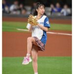 Maria Makino Instagram - ♡ ♡ ❤️⚾️LIVE DAYS！～心躍る大交流戦～⚾️❤️ 北海道日本ハムファイターズvs.横浜DeNAベイスターズ 2024.6.2🌈エスコンフィールドHOKKAIDO 💕💕💕始球式💕💕💕 🎀🐻🐻🐿🦊🎀🐻🐻🐿🦊🎀🐻🐻🐿🦊🎀 ゆうちゃんがずっと近くにいてくれました🩵‪🧡‬‪ ゆうちゃんに「行ってきます！」って言ったら、 「行ってらっしゃい！」ってゆうちゃんが送り出してくれました🩵‪🧡‬‪ 球審長川さんが「このポーズでプレイボールしますね！」LOVEマシーンのポーズしてくれました✨ 長川さんとお話しながらマウンドへ向かうの、楽しかったです🐰🎶 「まりあー！」っていう声援、タオル、いーっぱい💕💕💕 たくさんの応援ありがとうございました💖 すっごく緊張していて、投げる瞬間はものすごく静かでゆっくり時間が進んでる感じがしました。 「ゆあくんボールとってくれてありがとう✨」まりあ伝えました🐰 「ありがとうございます！」「がんばって！」by田宮裕涼捕手 エスコンフィールドHOKKAIDOで始球式⚾️ 私の下の名前はまりあっ言うんですけど、 最亘基でーす❣️❣️❣️ ありがとうございました💖 ♡ ♡ 【撮影協力】 マネージャーさん📸2枚目 大阪のじぇーくんお姉さん📸3.4.5.6.7.8.9.10枚目 #LOVE新庄 ❤️ #lovefighters 🐻🐻🐿🦊 #北海道日本ハムファイターズ 💖 #GAORA ⚾️ #モーニング娘24 #牧野真莉愛