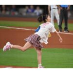 Maria Makino Instagram - ♡ ♡ ❤️⚾️LIVE DAYS！～心躍る大交流戦～⚾️❤️ 北海道日本ハムファイターズvs.横浜DeNAベイスターズ 2024.6.2🌈エスコンフィールドHOKKAIDO 💕💕💕始球式💕💕💕 🎀🐻🐻🐿🦊🎀🐻🐻🐿🦊🎀🐻🐻🐿🦊🎀 ゆうちゃんがずっと近くにいてくれました🩵‪🧡‬‪ ゆうちゃんに「行ってきます！」って言ったら、 「行ってらっしゃい！」ってゆうちゃんが送り出してくれました🩵‪🧡‬‪ 球審長川さんが「このポーズでプレイボールしますね！」LOVEマシーンのポーズしてくれました✨ 長川さんとお話しながらマウンドへ向かうの、楽しかったです🐰🎶 「まりあー！」っていう声援、タオル、いーっぱい💕💕💕 たくさんの応援ありがとうございました💖 すっごく緊張していて、投げる瞬間はものすごく静かでゆっくり時間が進んでる感じがしました。 「ゆあくんボールとってくれてありがとう✨」まりあ伝えました🐰 「ありがとうございます！」「がんばって！」by田宮裕涼捕手 エスコンフィールドHOKKAIDOで始球式⚾️ 私の下の名前はまりあっ言うんですけど、 最亘基でーす❣️❣️❣️ ありがとうございました💖 ♡ ♡ 【撮影協力】 マネージャーさん📸2枚目 大阪のじぇーくんお姉さん📸3.4.5.6.7.8.9.10枚目 #LOVE新庄 ❤️ #lovefighters 🐻🐻🐿🦊 #北海道日本ハムファイターズ 💖 #GAORA ⚾️ #モーニング娘24 #牧野真莉愛