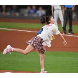 Maria Makino Instagram - ♡
♡
❤️⚾️LIVE DAYS！～心躍る大交流戦～⚾️❤️
北海道日本ハムファイターズvs.横浜DeNAベイスターズ
2024.6.2🌈エスコンフィールドHOKKAIDO
💕💕💕始球式💕💕💕

🎀🐻🐻🐿🦊🎀🐻🐻🐿🦊🎀🐻🐻🐿🦊🎀

ゆうちゃんがずっと近くにいてくれました🩵‪🧡‬‪
ゆうちゃんに「行ってきます！」って言ったら、
「行ってらっしゃい！」ってゆうちゃんが送り出してくれました🩵‪🧡‬‪

球審長川さんが「このポーズでプレイボールしますね！」LOVEマシーンのポーズしてくれました✨
長川さんとお話しながらマウンドへ向かうの、楽しかったです🐰🎶

「まりあー！」っていう声援、タオル、いーっぱい💕💕💕
たくさんの応援ありがとうございました💖
すっごく緊張していて、投げる瞬間はものすごく静かでゆっくり時間が進んでる感じがしました。

「ゆあくんボールとってくれてありがとう✨」まりあ伝えました🐰
「ありがとうございます！」「がんばって！」by田宮裕涼捕手

エスコンフィールドHOKKAIDOで始球式⚾️
私の下の名前はまりあっ言うんですけど、
最亘基でーす❣️❣️❣️
ありがとうございました💖
♡
♡
【撮影協力】
マネージャーさん📸2枚目
大阪のじぇーくんお姉さん📸3.4.5.6.7.8.9.10枚目

#LOVE新庄 ❤️
#lovefighters 🐻🐻🐿🦊 #北海道日本ハムファイターズ 💖
#GAORA ⚾️
#モーニング娘24 #牧野真莉愛