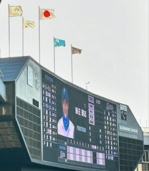 Maria Makino Instagram - ♡
♡
⚾️2024 パーソル パシフィック・リーグ公式戦⚾️
千葉ロッテマリーンズVS.北海道日本ハムファイターズ
2024.5.17🌈ZOZOマリンスタジアム
🐰💖🐰💖🐰💖🐰💖
15:30到着🐰※お仕事終わったあと
チケット購入後、からあげ大将亭へ行きました🌈
紅しょうがからあげ、 パッケージ変わってた❣️❣️
🐻‍🐻‍🐿🦊
⚾️練習⚾️
ごーくん💗💗💗💗💗💗💗
つーたん登場❤️✨
りゅうちゃん遠くだったけど、手振ってくれた🐰💜
建山コーチに手振ったよ🐰まりあ
⚾️試合⚾️
つーたんキラッキラしてる❤️❤️❤️今日も。
ごーくんヒット&ごーくんの二盗三盗👑💗💗💗💗💗💗💗
ごーくんどこにいても、まりあは見つけれる🐰💗💗💗💗💗💗💗
うち追いついたのと、その後点とられなくてよかった❣️❣️まじありがとう💖ファイターズ。
🐻‍🐻‍🐿🦊
🎀こんた姉さん＆ごーくん好きな姉ちゃん「鎌ケ谷行ってきた」って🐻💚
🎀姉がおやつくれた✨✨
🎀“どこの球場にもいるマダム”いつも最前列💗お手紙&プレゼントありがとう💌
🎀癒やしのめっちゃかわいい子に会えた🐰💕💕
🎀内野にいたけど外野席買いなおして移動してきたお友だち(まりあ5歳のときからの)に会えて嬉しかった🐰💕
🐻‍🐻‍🐿🦊
✨LOVE❤️新庄✨
まりあより
♡
♡

#LOVE新庄 ❤️
#北海道日本ハムファイターズ 🐻🐻🐿🦊 #lovefighters
#モーニング娘24 #牧野真莉愛