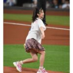 Maria Makino Instagram - ♡ ♡ ❤️⚾️LIVE DAYS！～心躍る大交流戦～⚾️❤️ 北海道日本ハムファイターズvs.横浜DeNAベイスターズ 2024.6.2🌈エスコンフィールドHOKKAIDO 💕💕💕始球式💕💕💕 🎀🐻🐻🐿🦊🎀🐻🐻🐿🦊🎀🐻🐻🐿🦊🎀 ゆうちゃんがずっと近くにいてくれました🩵‪🧡‬‪ ゆうちゃんに「行ってきます！」って言ったら、 「行ってらっしゃい！」ってゆうちゃんが送り出してくれました🩵‪🧡‬‪ 球審長川さんが「このポーズでプレイボールしますね！」LOVEマシーンのポーズしてくれました✨ 長川さんとお話しながらマウンドへ向かうの、楽しかったです🐰🎶 「まりあー！」っていう声援、タオル、いーっぱい💕💕💕 たくさんの応援ありがとうございました💖 すっごく緊張していて、投げる瞬間はものすごく静かでゆっくり時間が進んでる感じがしました。 「ゆあくんボールとってくれてありがとう✨」まりあ伝えました🐰 「ありがとうございます！」「がんばって！」by田宮裕涼捕手 エスコンフィールドHOKKAIDOで始球式⚾️ 私の下の名前はまりあっ言うんですけど、 最亘基でーす❣️❣️❣️ ありがとうございました💖 ♡ ♡ 【撮影協力】 マネージャーさん📸2枚目 大阪のじぇーくんお姉さん📸3.4.5.6.7.8.9.10枚目 #LOVE新庄 ❤️ #lovefighters 🐻🐻🐿🦊 #北海道日本ハムファイターズ 💖 #GAORA ⚾️ #モーニング娘24 #牧野真莉愛