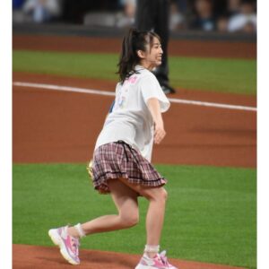 Maria Makino Instagram - ♡
♡
❤️⚾️LIVE DAYS！～心躍る大交流戦～⚾️❤️
北海道日本ハムファイターズvs.横浜DeNAベイスターズ
2024.6.2🌈エスコンフィールドHOKKAIDO
💕💕💕始球式💕💕💕

🎀🐻🐻🐿🦊🎀🐻🐻🐿🦊🎀🐻🐻🐿🦊🎀

ゆうちゃんがずっと近くにいてくれました🩵‪🧡‬‪
ゆうちゃんに「行ってきます！」って言ったら、
「行ってらっしゃい！」ってゆうちゃんが送り出してくれました🩵‪🧡‬‪

球審長川さんが「このポーズでプレイボールしますね！」LOVEマシーンのポーズしてくれました✨
長川さんとお話しながらマウンドへ向かうの、楽しかったです🐰🎶

「まりあー！」っていう声援、タオル、いーっぱい💕💕💕
たくさんの応援ありがとうございました💖
すっごく緊張していて、投げる瞬間はものすごく静かでゆっくり時間が進んでる感じがしました。

「ゆあくんボールとってくれてありがとう✨」まりあ伝えました🐰
「ありがとうございます！」「がんばって！」by田宮裕涼捕手

エスコンフィールドHOKKAIDOで始球式⚾️
私の下の名前はまりあっ言うんですけど、
最亘基でーす❣️❣️❣️
ありがとうございました💖
♡
♡
【撮影協力】
マネージャーさん📸2枚目
大阪のじぇーくんお姉さん📸3.4.5.6.7.8.9.10枚目

#LOVE新庄 ❤️
#lovefighters 🐻🐻🐿🦊 #北海道日本ハムファイターズ 💖
#GAORA ⚾️
#モーニング娘24 #牧野真莉愛