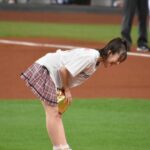Maria Makino Instagram - ♡ ♡ ❤️⚾️LIVE DAYS！～心躍る大交流戦～⚾️❤️ 北海道日本ハムファイターズvs.横浜DeNAベイスターズ 2024.6.2🌈エスコンフィールドHOKKAIDO 💕💕💕始球式💕💕💕 🎀🐻🐻🐿🦊🎀🐻🐻🐿🦊🎀🐻🐻🐿🦊🎀 ゆうちゃんがずっと近くにいてくれました🩵‪🧡‬‪ ゆうちゃんに「行ってきます！」って言ったら、 「行ってらっしゃい！」ってゆうちゃんが送り出してくれました🩵‪🧡‬‪ 球審長川さんが「このポーズでプレイボールしますね！」LOVEマシーンのポーズしてくれました✨ 長川さんとお話しながらマウンドへ向かうの、楽しかったです🐰🎶 「まりあー！」っていう声援、タオル、いーっぱい💕💕💕 たくさんの応援ありがとうございました💖 すっごく緊張していて、投げる瞬間はものすごく静かでゆっくり時間が進んでる感じがしました。 「ゆあくんボールとってくれてありがとう✨」まりあ伝えました🐰 「ありがとうございます！」「がんばって！」by田宮裕涼捕手 エスコンフィールドHOKKAIDOで始球式⚾️ 私の下の名前はまりあっ言うんですけど、 最亘基でーす❣️❣️❣️ ありがとうございました💖 ♡ ♡ 【撮影協力】 マネージャーさん📸2枚目 大阪のじぇーくんお姉さん📸3.4.5.6.7.8.9.10枚目 #LOVE新庄 ❤️ #lovefighters 🐻🐻🐿🦊 #北海道日本ハムファイターズ 💖 #GAORA ⚾️ #モーニング娘24 #牧野真莉愛