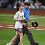 Maria Makino Instagram - ♡ ♡ ❤️⚾️LIVE DAYS！～心躍る大交流戦～⚾️❤️ 北海道日本ハムファイターズvs.横浜DeNAベイスターズ 2024.6.2🌈エスコンフィールドHOKKAIDO 💕💕💕始球式💕💕💕 🎀🐻🐻🐿🦊🎀🐻🐻🐿🦊🎀🐻🐻🐿🦊🎀 ゆうちゃんがずっと近くにいてくれました🩵‪🧡‬‪ ゆうちゃんに「行ってきます！」って言ったら、 「行ってらっしゃい！」ってゆうちゃんが送り出してくれました🩵‪🧡‬‪ 球審長川さんが「このポーズでプレイボールしますね！」LOVEマシーンのポーズしてくれました✨ 長川さんとお話しながらマウンドへ向かうの、楽しかったです🐰🎶 「まりあー！」っていう声援、タオル、いーっぱい💕💕💕 たくさんの応援ありがとうございました💖 すっごく緊張していて、投げる瞬間はものすごく静かでゆっくり時間が進んでる感じがしました。 「ゆあくんボールとってくれてありがとう✨」まりあ伝えました🐰 「ありがとうございます！」「がんばって！」by田宮裕涼捕手 エスコンフィールドHOKKAIDOで始球式⚾️ 私の下の名前はまりあっ言うんですけど、 最亘基でーす❣️❣️❣️ ありがとうございました💖 ♡ ♡ 【撮影協力】 マネージャーさん📸2枚目 大阪のじぇーくんお姉さん📸3.4.5.6.7.8.9.10枚目 #LOVE新庄 ❤️ #lovefighters 🐻🐻🐿🦊 #北海道日本ハムファイターズ 💖 #GAORA ⚾️ #モーニング娘24 #牧野真莉愛