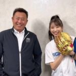 Maria Makino Instagram - ♡ ♡ 💖岩本勉さん💖 岩本勉さんがグローブプレゼントしてくれました🎁 岩本さんありがとうございます❤️ ↓ 👑グローブ贈呈式👑 2024.6.2⚾️ES CON FIELD HOKKAIDO 🎀🩷🎀🩷🎀🩷🎀🩷🎀🩷🎀🩷 GAORAキャンプ中継のとき、 「グローブプレゼントするよ！」って岩本勉さんが言ってくださいました。 「グローブのデザインどういうのがいい？」by岩本さん 「岩本勉さんのゴールドマンからインスパイアされました。ゴールド1色のグローブがいいです！」まりあお願いしました🐰 グローブ超超超いい感じ❣️❣️❣️ ピンクのリボン＆ハートいっぱいのデコレーション🎀🩷。まりあのイメージカラー、ピンクでデザインしてくださったんです💕💕 NIINA様ありがとうございます💗 まりあとっても嬉しくて、試合終わるまでずっとグローブといっしょにいました❤️ 「ゴールドのグローブ、かっこいい！！！」すれ違う方みなさんが言ってくれたので、「岩本さんからのプレゼントです🎁」って自慢しちゃった🐰まりあ 岩本勉さんありがとうございました💖💖💖 ♡ ♡ #岩本勉 さん❤️ #Niina 様⚾️💕 #LOVE新庄 ❤️ #lovefighters 🐻🐻🐿🦊 #北海道日本ハムファイターズ 💖 #モーニング娘24 #牧野真莉愛