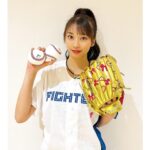 Maria Makino Instagram - ♡ ♡ 💖岩本勉さん💖 岩本勉さんがグローブプレゼントしてくれました🎁 岩本さんありがとうございます❤️ ↓ 👑グローブ贈呈式👑 2024.6.2⚾️ES CON FIELD HOKKAIDO 🎀🩷🎀🩷🎀🩷🎀🩷🎀🩷🎀🩷 GAORAキャンプ中継のとき、 「グローブプレゼントするよ！」って岩本勉さんが言ってくださいました。 「グローブのデザインどういうのがいい？」by岩本さん 「岩本勉さんのゴールドマンからインスパイアされました。ゴールド1色のグローブがいいです！」まりあお願いしました🐰 グローブ超超超いい感じ❣️❣️❣️ ピンクのリボン＆ハートいっぱいのデコレーション🎀🩷。まりあのイメージカラー、ピンクでデザインしてくださったんです💕💕 NIINA様ありがとうございます💗 まりあとっても嬉しくて、試合終わるまでずっとグローブといっしょにいました❤️ 「ゴールドのグローブ、かっこいい！！！」すれ違う方みなさんが言ってくれたので、「岩本さんからのプレゼントです🎁」って自慢しちゃった🐰まりあ 岩本勉さんありがとうございました💖💖💖 ♡ ♡ #岩本勉 さん❤️ #Niina 様⚾️💕 #LOVE新庄 ❤️ #lovefighters 🐻🐻🐿🦊 #北海道日本ハムファイターズ 💖 #モーニング娘24 #牧野真莉愛