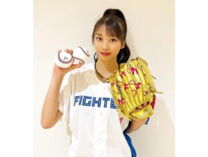 Maria Makino Instagram - ♡
♡
💖岩本勉さん💖
岩本勉さんがグローブプレゼントしてくれました🎁
岩本さんありがとうございます❤️
↓
👑グローブ贈呈式👑
2024.6.2⚾️ES CON FIELD HOKKAIDO

🎀🩷🎀🩷🎀🩷🎀🩷🎀🩷🎀🩷

GAORAキャンプ中継のとき、
「グローブプレゼントするよ！」って岩本勉さんが言ってくださいました。
「グローブのデザインどういうのがいい？」by岩本さん
「岩本勉さんのゴールドマンからインスパイアされました。ゴールド1色のグローブがいいです！」まりあお願いしました🐰

グローブ超超超いい感じ❣️❣️❣️
ピンクのリボン＆ハートいっぱいのデコレーション🎀🩷。まりあのイメージカラー、ピンクでデザインしてくださったんです💕💕
NIINA様ありがとうございます💗

まりあとっても嬉しくて、試合終わるまでずっとグローブといっしょにいました❤️
「ゴールドのグローブ、かっこいい！！！」すれ違う方みなさんが言ってくれたので、「岩本さんからのプレゼントです🎁」って自慢しちゃった🐰まりあ
岩本勉さんありがとうございました💖💖💖
♡
♡

#岩本勉 さん❤️
#Niina 様⚾️💕
#LOVE新庄 ❤️
#lovefighters 🐻🐻🐿🦊 #北海道日本ハムファイターズ 💖
#モーニング娘24 #牧野真莉愛