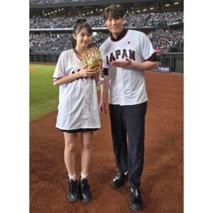 Maria Makino Instagram - ♡
♡
✨《日韓ドリームプレーヤーズゲーム》プロモーションイベント✨
糸井嘉男さん登場❣️❣️❣️
2024.6.2⚾️ES CON FIELD HOKKAIDO

🎀⚾️🎀⚾️🎀⚾️🎀⚾️🎀⚾️🎀

💖よっぴっぴ💖

🐥球場入りよっぴっぴ
「まりあちゃーん！！今日は打つで！！！」
よっぴっぴが言いました。そして握手してくれました🌈
よっぴっぴはめっちゃでかくて、声も大きくて、まりあはよっぴっぴに会ってもっと元気になりました。
エネルギー与えてくれるよっぴっぴ✨

🐥打ち合わせよっぴっぴ
「まりあ、SHAKE踊れます！」
「えー！踊れんの！？俺勇気100%踊れる」byよっぴっぴ
よっぴっぴワールド🌈ずっとよっぴっぴでした✨✨✨

🐥VSよっぴっぴ
まりあとってもすごかったです🔥🔥🔥
一球勝負が終わってすぐ「もう1回投げるの？すごいね」byよっぴっぴ

🐥ひみつのよっぴっぴ
「よっぴっぴ。まりあちゃんは、よっぴっ“ぴ”やねん。“ぴ”が1個多いねん！」byよっぴっぴ

今この瞬間(とき)に　輝き放て
男 糸井 力強く　突き進め前へ
♡
♡
【撮影協力】
石田亜佑美さん📸6枚目動画
大阪のじぇーくんお姉さん📸7.8.9.10枚目

#糸井嘉男 さん💖
#よっぴっぴ 🐥💕
#日韓ドリームプレーヤーズ ⚾️
#LOVE新庄 ❤️
#lovefighters 🐻🐻🐿🦊 #北海道日本ハムファイターズ 💖
#GAORA ⚾️
#モーニング娘24 #牧野真莉愛