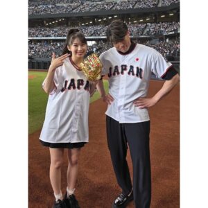 Maria Makino Instagram - ♡
♡
✨《日韓ドリームプレーヤーズゲーム》プロモーションイベント✨
糸井嘉男さん登場❣️❣️❣️
2024.6.2⚾️ES CON FIELD HOKKAIDO

🎀⚾️🎀⚾️🎀⚾️🎀⚾️🎀⚾️🎀

💖よっぴっぴ💖

🐥球場入りよっぴっぴ
「まりあちゃーん！！今日は打つで！！！」
よっぴっぴが言いました。そして握手してくれました🌈
よっぴっぴはめっちゃでかくて、声も大きくて、まりあはよっぴっぴに会ってもっと元気になりました。
エネルギー与えてくれるよっぴっぴ✨

🐥打ち合わせよっぴっぴ
「まりあ、SHAKE踊れます！」
「えー！踊れんの！？俺勇気100%踊れる」byよっぴっぴ
よっぴっぴワールド🌈ずっとよっぴっぴでした✨✨✨

🐥VSよっぴっぴ
まりあとってもすごかったです🔥🔥🔥
一球勝負が終わってすぐ「もう1回投げるの？すごいね」byよっぴっぴ

🐥ひみつのよっぴっぴ
「よっぴっぴ。まりあちゃんは、よっぴっ“ぴ”やねん。“ぴ”が1個多いねん！」byよっぴっぴ

今この瞬間(とき)に　輝き放て
男 糸井 力強く　突き進め前へ
♡
♡
【撮影協力】
石田亜佑美さん📸6枚目動画
大阪のじぇーくんお姉さん📸7.8.9.10枚目

#糸井嘉男 さん💖
#よっぴっぴ 🐥💕
#日韓ドリームプレーヤーズ ⚾️
#LOVE新庄 ❤️
#lovefighters 🐻🐻🐿🦊 #北海道日本ハムファイターズ 💖
#GAORA ⚾️
#モーニング娘24 #牧野真莉愛
