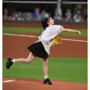 Maria Makino Instagram - ♡
♡
✨《日韓ドリームプレーヤーズゲーム》プロモーションイベント✨
糸井嘉男さん登場❣️❣️❣️
2024.6.2⚾️ES CON FIELD HOKKAIDO

🎀⚾️🎀⚾️🎀⚾️🎀⚾️🎀⚾️🎀

💖よっぴっぴ💖

🐥球場入りよっぴっぴ
「まりあちゃーん！！今日は打つで！！！」
よっぴっぴが言いました。そして握手してくれました🌈
よっぴっぴはめっちゃでかくて、声も大きくて、まりあはよっぴっぴに会ってもっと元気になりました。
エネルギー与えてくれるよっぴっぴ✨

🐥打ち合わせよっぴっぴ
「まりあ、SHAKE踊れます！」
「えー！踊れんの！？俺勇気100%踊れる」byよっぴっぴ
よっぴっぴワールド🌈ずっとよっぴっぴでした✨✨✨

🐥VSよっぴっぴ
まりあとってもすごかったです🔥🔥🔥
一球勝負が終わってすぐ「もう1回投げるの？すごいね」byよっぴっぴ

🐥ひみつのよっぴっぴ
「よっぴっぴ。まりあちゃんは、よっぴっ“ぴ”やねん。“ぴ”が1個多いねん！」byよっぴっぴ

今この瞬間(とき)に　輝き放て
男 糸井 力強く　突き進め前へ
♡
♡
【撮影協力】
石田亜佑美さん📸6枚目動画
大阪のじぇーくんお姉さん📸7.8.9.10枚目

#糸井嘉男 さん💖
#よっぴっぴ 🐥💕
#日韓ドリームプレーヤーズ ⚾️
#LOVE新庄 ❤️
#lovefighters 🐻🐻🐿🦊 #北海道日本ハムファイターズ 💖
#GAORA ⚾️
#モーニング娘24 #牧野真莉愛