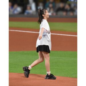 Maria Makino Instagram - ♡
♡
✨《日韓ドリームプレーヤーズゲーム》プロモーションイベント✨
糸井嘉男さん登場❣️❣️❣️
2024.6.2⚾️ES CON FIELD HOKKAIDO

🎀⚾️🎀⚾️🎀⚾️🎀⚾️🎀⚾️🎀

💖よっぴっぴ💖

🐥球場入りよっぴっぴ
「まりあちゃーん！！今日は打つで！！！」
よっぴっぴが言いました。そして握手してくれました🌈
よっぴっぴはめっちゃでかくて、声も大きくて、まりあはよっぴっぴに会ってもっと元気になりました。
エネルギー与えてくれるよっぴっぴ✨

🐥打ち合わせよっぴっぴ
「まりあ、SHAKE踊れます！」
「えー！踊れんの！？俺勇気100%踊れる」byよっぴっぴ
よっぴっぴワールド🌈ずっとよっぴっぴでした✨✨✨

🐥VSよっぴっぴ
まりあとってもすごかったです🔥🔥🔥
一球勝負が終わってすぐ「もう1回投げるの？すごいね」byよっぴっぴ

🐥ひみつのよっぴっぴ
「よっぴっぴ。まりあちゃんは、よっぴっ“ぴ”やねん。“ぴ”が1個多いねん！」byよっぴっぴ

今この瞬間(とき)に　輝き放て
男 糸井 力強く　突き進め前へ
♡
♡
【撮影協力】
石田亜佑美さん📸6枚目動画
大阪のじぇーくんお姉さん📸7.8.9.10枚目

#糸井嘉男 さん💖
#よっぴっぴ 🐥💕
#日韓ドリームプレーヤーズ ⚾️
#LOVE新庄 ❤️
#lovefighters 🐻🐻🐿🦊 #北海道日本ハムファイターズ 💖
#GAORA ⚾️
#モーニング娘24 #牧野真莉愛