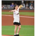 Maria Makino Instagram - ♡ ♡ ✨《日韓ドリームプレーヤーズゲーム》プロモーションイベント✨ 糸井嘉男さん登場❣️❣️❣️ 2024.6.2⚾️ES CON FIELD HOKKAIDO 🎀⚾️🎀⚾️🎀⚾️🎀⚾️🎀⚾️🎀 💖よっぴっぴ💖 🐥球場入りよっぴっぴ 「まりあちゃーん！！今日は打つで！！！」 よっぴっぴが言いました。そして握手してくれました🌈 よっぴっぴはめっちゃでかくて、声も大きくて、まりあはよっぴっぴに会ってもっと元気になりました。 エネルギー与えてくれるよっぴっぴ✨ 🐥打ち合わせよっぴっぴ 「まりあ、SHAKE踊れます！」 「えー！踊れんの！？俺勇気100%踊れる」byよっぴっぴ よっぴっぴワールド🌈ずっとよっぴっぴでした✨✨✨ 🐥VSよっぴっぴ まりあとってもすごかったです🔥🔥🔥 一球勝負が終わってすぐ「もう1回投げるの？すごいね」byよっぴっぴ 🐥ひみつのよっぴっぴ 「よっぴっぴ。まりあちゃんは、よっぴっ“ぴ”やねん。“ぴ”が1個多いねん！」byよっぴっぴ 今この瞬間(とき)に　輝き放て 男 糸井 力強く　突き進め前へ ♡ ♡ 【撮影協力】 石田亜佑美さん📸6枚目動画 大阪のじぇーくんお姉さん📸7.8.9.10枚目 #糸井嘉男 さん💖 #よっぴっぴ 🐥💕 #日韓ドリームプレーヤーズ ⚾️ #LOVE新庄 ❤️ #lovefighters 🐻🐻🐿🦊 #北海道日本ハムファイターズ 💖 #GAORA ⚾️ #モーニング娘24 #牧野真莉愛