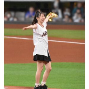 Maria Makino Instagram - ♡
♡
✨《日韓ドリームプレーヤーズゲーム》プロモーションイベント✨
糸井嘉男さん登場❣️❣️❣️
2024.6.2⚾️ES CON FIELD HOKKAIDO

🎀⚾️🎀⚾️🎀⚾️🎀⚾️🎀⚾️🎀

💖よっぴっぴ💖

🐥球場入りよっぴっぴ
「まりあちゃーん！！今日は打つで！！！」
よっぴっぴが言いました。そして握手してくれました🌈
よっぴっぴはめっちゃでかくて、声も大きくて、まりあはよっぴっぴに会ってもっと元気になりました。
エネルギー与えてくれるよっぴっぴ✨

🐥打ち合わせよっぴっぴ
「まりあ、SHAKE踊れます！」
「えー！踊れんの！？俺勇気100%踊れる」byよっぴっぴ
よっぴっぴワールド🌈ずっとよっぴっぴでした✨✨✨

🐥VSよっぴっぴ
まりあとってもすごかったです🔥🔥🔥
一球勝負が終わってすぐ「もう1回投げるの？すごいね」byよっぴっぴ

🐥ひみつのよっぴっぴ
「よっぴっぴ。まりあちゃんは、よっぴっ“ぴ”やねん。“ぴ”が1個多いねん！」byよっぴっぴ

今この瞬間(とき)に　輝き放て
男 糸井 力強く　突き進め前へ
♡
♡
【撮影協力】
石田亜佑美さん📸6枚目動画
大阪のじぇーくんお姉さん📸7.8.9.10枚目

#糸井嘉男 さん💖
#よっぴっぴ 🐥💕
#日韓ドリームプレーヤーズ ⚾️
#LOVE新庄 ❤️
#lovefighters 🐻🐻🐿🦊 #北海道日本ハムファイターズ 💖
#GAORA ⚾️
#モーニング娘24 #牧野真莉愛