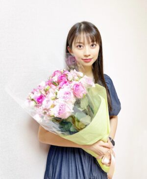 Maria Makino Instagram - ♡
♡
✨🌹Happy Rose Day！🌹✨
 2024.6.2
🎀
レインボーバラ共選組合様🌈
ありがとうございます💕💕
♡
♡

#ローズの日
#レインボーバラ共選組合 様
#にしおフラワー
#西尾市シティプロモーション特命大使
#モーニング娘24 #牧野真莉愛