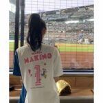 Maria Makino Instagram - ♡ ♡ ❤️⚾️LIVE DAYS！～心躍る大交流戦～⚾️❤️ 北海道日本ハムファイターズVS.横浜DeNAベイスターズ 2024.6.2🐻ES CON FIELD HOKKAIDO 🐻🐻🐿🦊 ❤️小村勝球団社長❤️ 「まりあちゃん！！！ナイスピッチ❣️❣️」by小村勝球団社長 まりあ両手振って球団社長のところへ走っていきました⚾️始球式後 小村勝球団社長も手振ってくれて、両手でハイタッチしてくださいました💕※小村勝球団社長とはじめてのハイタッチ❣️やば！ すごく嬉しかったです💖💖💖 　つづく 始球式後、取材していただきました。ありがとうございました💖 ＆ ⚾️試合観戦⚾️ ごーくんの打席から見れました💗💗💗💗💗💗💗※迷子になり、到着遅れた。石田さん＆小田さん＆のなちゃんが「まりあちゃん！！！ごーくんだよ！！！急いで！！」って、まりあの席を用意してくれてました。 ごーくんヒット💗💗💗💗💗💗💗「まりあのごーくんかっこいい💖💖💖きゃーー❣️❣️」byまりあ。わたしたち大盛り上がり✨✨✨ 2表終わって、きつねダンス🦊 「かわいいーー💕💕うちの娘。いちばんかわいい💖」by親バカまりあ 🎶ジンギスカン🎶 「石田さん！小田さん！ジンギスカンです❣️❣️」 立ち上がったサブリーダーズ。🐑🐑🐑 　つづく 3裏 ごーくん💗💗💗💗💗💗💗。バント❣️❣️かっこいいごーくん💗💗💗💗💗💗💗 「お！ごーくんバント上手👏」byマネージャーさんと石田さん。「でしょ🐰。ごーくんなんでもできるの🐰まりあのごーくん」byまりあ 郡司裕也選手について説明したまりあ「ぐんぐんぐんじ選手」 ･･･などなど。まじまりあうるさい🐰。メンバーとうちの試合観れるの嬉しくて、喋りすぎやけんし🐰🧡🧡 ゆあくんHR👑👑👑まじありがとうゆあくん❣️❣️「まりあの同級生！あ！同い年のゆあくんすごいじゃん❣️❣️」by石田さん😆 オースティンがネクストバッターズサークルにいて、わたしとオースティンの距離1mくらい🐰。 「Judge好きになったきっかけのオースティン選手です！」byまりあ「ヤンキースにいたってこと！？」by石田さん💙 「水谷選手めっちゃ飛んでる！！おー！」by小田さくらさん→水谷選手2ラン👑👑 🎵POP!←踊った石田さん💙小田さん🌸よこ💛きた🩵まりあ🐰はるさんニコニコ見てくれてありがとう💕 🎵わっちゅごーな←石田さん初見で完璧に踊ってた🎶＆まりあも踊ったよ🐰。ひちょりコーチGoodってしてくれました💚。「あ！！！マダム映った！」 🎵YMCA←石田さん＆小田さん＆まりあ踊りました💕。「めい踊ったことある！」byめいちゃん🐼。 🎵ファイターズ讃歌←石田さん＆小田さん完璧に踊る💕。まりあゴールドグローブ持って踊った自作ダンス。ほまれとめいちゃんはお行儀よく座って観戦⚾️ 🎵じぇーくんの登場曲←小田さん＆よこ、完璧に踊ってた🎶 「ライブ前に疲れちゃったら大変だよ！！」byサブリーダー石田さん💙 🎵チキバン覚えたメンバーだーれだ？？ 「わたしたち、試合も観れてこのあとライブするんだよ✨すごいね」byサブリーダー石田さん💙。まりあは大きく頷いた🐰。 試合観てたメンバーはライブ準備へ行きました🎤 まりあは、ダッシュで着替えダッシュで戻ってきました←ひちょりコーチ気づいたっぽい「おぉー！」って拍手してた👏💚。 石田さんは、勝った瞬間戻ってきてくれました。1本締めいっしょにしました。つーたんの背中見えたから、まりあも頭の上でぽん👏。 エンディング、がんちゃんグローブから始まった💖ありがとうございます✨✨✨ 福島蓮投手👑初勝利おめでとう✨✨ 水谷瞬選手👑プロ初ホームランおめでとう✨✨ ヒーローインタビューも近くで見れて感激🐰🎤💕 目の前通る時、フレップが手振ってくれた🦊 センターのごーくん鬼ちっちゃかったけど、打席のごーくん表情見えるくらい近い💗💗💗💗💗💗💗 ベンチにいるつーたん❤️ずーっと見えた💎。「SHINJOが上着脱ぎました！今」まりあ実況🐰 ライブ前に試合観戦できて、まりあとっても嬉しかったです💖 本当にありがとうございました❤️❤️❤️ ♡ ♡ 【撮影協力】 ママ友📸4枚目動画 小田さくらさん📸“ごーくんコーン茶のファイル”持ってごーくん応援してるまりあ※＆石田さんがごーくんのスクリーン撮ってくれてました #LOVE新庄 ❤️ #lovefighters 🐻🐻🐿🦊 #北海道日本ハムファイターズ 💖 #GAORA ⚾️ #モーニング娘24 #牧野真莉愛