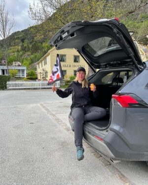 Maria Stavang Instagram - Her kommer mitt lille kjærlighetbrev til 71 grader nord. Tusen takk for alle meldingene jeg har fått av folk, wow!  For et eventyr, faktisk Norges farligste eventyr! 

Niklas - Shit. Du har vært tålmodigheten selv. Du har betydd så mye for meg her inne og for opplevelsen. En som man kan se opp til! Deilig å få se i finalen hva som bodde i deg når du ikke måtte bære på lag Nordkapp. En maskin med noen svakheter i kategorien isbre. Takk for turen Niklas!! <3 

Bilal - Faen så du banner. Haha og jeg har blitt så glad i deg. Du er en bukk. En stabeist. Og vi har vært to bukker sammen. Jeg er så imponert over deg som person. Alt du kan. Du er ydmyk og vettug! Som Terje sa, den yngste eldste jeg har møtt. Det var en overgang for meg å ikke vite hvor mange ganger du har gått på do når hverdagen kom tilbake. Takk for turen Bille! <3 

Caroline - Takk for at du ble med på tur og at vi to var jentene på Nordkapp! Du er noe av det morsomste jeg vet om <3 «Å dø er ikke noe å være redd for, for tenk om du dør på 71, da dør du på TV og det er ikonisk.»

Kevin - Kevin tenk at du finnes. Jeg kan ikke fortelle noe om deg for da blir dette innlegget tatt ned. Jeg er glad produksjonen aldri fant den kniven du hadde gjemt i rompen. Jeg håper du får Gullrute. 

Johanne - Den var sur!! Det tok litt tid før vi ble kjent, vi måtte bare slå ut hele Lindesnes først. Du er gøy!! Du er søt og uskyldig også visste jeg hele tiden at det bor et monster i deg. Jeg kommer til å angre hver dag på at jeg lærte deg å ta ut kordinater på grader, men jeg burde kanskje lært meg det selv først! Takk for tur! 

Og takk til resten av Lindesnes og produksjonen!!! Ville tatt 100 dager til!! 

📸 @matti_bernitz