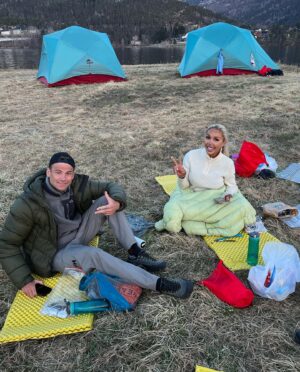 Maria Stavang Instagram - Her kommer mitt lille kjærlighetbrev til 71 grader nord. Tusen takk for alle meldingene jeg har fått av folk, wow!  For et eventyr, faktisk Norges farligste eventyr! 

Niklas - Shit. Du har vært tålmodigheten selv. Du har betydd så mye for meg her inne og for opplevelsen. En som man kan se opp til! Deilig å få se i finalen hva som bodde i deg når du ikke måtte bære på lag Nordkapp. En maskin med noen svakheter i kategorien isbre. Takk for turen Niklas!! <3 

Bilal - Faen så du banner. Haha og jeg har blitt så glad i deg. Du er en bukk. En stabeist. Og vi har vært to bukker sammen. Jeg er så imponert over deg som person. Alt du kan. Du er ydmyk og vettug! Som Terje sa, den yngste eldste jeg har møtt. Det var en overgang for meg å ikke vite hvor mange ganger du har gått på do når hverdagen kom tilbake. Takk for turen Bille! <3 

Caroline - Takk for at du ble med på tur og at vi to var jentene på Nordkapp! Du er noe av det morsomste jeg vet om <3 «Å dø er ikke noe å være redd for, for tenk om du dør på 71, da dør du på TV og det er ikonisk.»

Kevin - Kevin tenk at du finnes. Jeg kan ikke fortelle noe om deg for da blir dette innlegget tatt ned. Jeg er glad produksjonen aldri fant den kniven du hadde gjemt i rompen. Jeg håper du får Gullrute. 

Johanne - Den var sur!! Det tok litt tid før vi ble kjent, vi måtte bare slå ut hele Lindesnes først. Du er gøy!! Du er søt og uskyldig også visste jeg hele tiden at det bor et monster i deg. Jeg kommer til å angre hver dag på at jeg lærte deg å ta ut kordinater på grader, men jeg burde kanskje lært meg det selv først! Takk for tur! 

Og takk til resten av Lindesnes og produksjonen!!! Ville tatt 100 dager til!! 

📸 @matti_bernitz