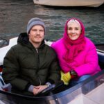 Maria Veitola Instagram - Matkustin yökylään jalkapalloilija Joel Pohjanpalon luokse Venetsiaan, Italiaan. Joel pelaa siellä paikallisessa Venezia FC-joukkueessa. Toisin kuin joukkuetoverinsa, Joel asuu keskellä historiallisinta keskustaa, oikeassa Venetsiassa eli siellä ihka oikealla saarella. 💘 Sain huomata samantien Joelin todella olevan tavallisten ihmisten rakastama grande bomber. Liikkuipa sitä missä tahansa, kuuli jostain selkänsä takaa jonkun innokkaan fanin huutamassa CIAO! Oli kiinnostavaa huomata millainen omien sanojensa mukaan “siivousnarkomaani” huippufutarista kuoriutui kotonaan. Juteltiinkin siitä, mitä kaikkea vaatii tullakseen kansainväliseksi huippujalkapalloilijaksi, jonka on muutettava tasaisin väliajoin. Ja miten tärkeä kohtaaminen meillä olikaan Joelin vaimon Catherinen kanssa joka jakoi avoimesti millaista on olla jalkapalloilijan vaimo. Aikamoisten kompromissien tekemistä ainakin. ❤️ Keskusteltiin Joelin kaipuusta Suomeen, elämästä ympäri Eurooppaa ja toisaalta Italialaisesta elämänmenosta sekä siitä, mistä saa ostettua parhaat kasvikset. Mitäs mieltä olitte jaksosta? Samaistutteko Joelin juttuihin sosiaalisuudesta? Suomalaiset nimittäin pitävät häntä poikkeuksellisen sosiaalisena ja ulospäinsuuntautuneena, kun taas esimerkiksi vaimon saksalaiset kaverit ajattelevat hänen olevan ujo. 😸 Mua nauratti - se on nimittäin niin kuvaavaa. Meidän meininkiä pääset seuraamaan tänään Maikkarilta kello 21 tai MTV Katsomosta vaikka heti. Sieltä muuten näät erityispitkän jakson ja MTV Katsomo -tilaajana jo ensi viikonkin jakson. Silloin suuntaan ihastuttavan Mira Luodin luokse! 🧚🏼‍♀️ #yökylässä #yökylässäMariaVeitola Kuvat 3-4 @idakentala