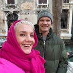Maria Veitola Instagram - Matkustin yökylään jalkapalloilija Joel Pohjanpalon luokse Venetsiaan, Italiaan. Joel pelaa siellä paikallisessa Venezia FC-joukkueessa. Toisin kuin joukkuetoverinsa, Joel asuu keskellä historiallisinta keskustaa, oikeassa Venetsiassa eli siellä ihka oikealla saarella. 💘 Sain huomata samantien Joelin todella olevan tavallisten ihmisten rakastama grande bomber. Liikkuipa sitä missä tahansa, kuuli jostain selkänsä takaa jonkun innokkaan fanin huutamassa CIAO! Oli kiinnostavaa huomata millainen omien sanojensa mukaan “siivousnarkomaani” huippufutarista kuoriutui kotonaan. Juteltiinkin siitä, mitä kaikkea vaatii tullakseen kansainväliseksi huippujalkapalloilijaksi, jonka on muutettava tasaisin väliajoin. Ja miten tärkeä kohtaaminen meillä olikaan Joelin vaimon Catherinen kanssa joka jakoi avoimesti millaista on olla jalkapalloilijan vaimo. Aikamoisten kompromissien tekemistä ainakin. ❤️ Keskusteltiin Joelin kaipuusta Suomeen, elämästä ympäri Eurooppaa ja toisaalta Italialaisesta elämänmenosta sekä siitä, mistä saa ostettua parhaat kasvikset. Mitäs mieltä olitte jaksosta? Samaistutteko Joelin juttuihin sosiaalisuudesta? Suomalaiset nimittäin pitävät häntä poikkeuksellisen sosiaalisena ja ulospäinsuuntautuneena, kun taas esimerkiksi vaimon saksalaiset kaverit ajattelevat hänen olevan ujo. 😸 Mua nauratti - se on nimittäin niin kuvaavaa. Meidän meininkiä pääset seuraamaan tänään Maikkarilta kello 21 tai MTV Katsomosta vaikka heti. Sieltä muuten näät erityispitkän jakson ja MTV Katsomo -tilaajana jo ensi viikonkin jakson. Silloin suuntaan ihastuttavan Mira Luodin luokse! 🧚🏼‍♀️ #yökylässä #yökylässäMariaVeitola Kuvat 3-4 @idakentala