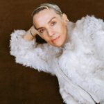 Maria Veitola Instagram - Toipuminen ei ole lineaarista, vaan siihen kuuluu aallonpohjia ja takapakkeja, muistutti terapeutti kun nyyhkytin mytyssä vastaanoton sohvalla. Muistutan sua nyt samasta, jos sinäkin oot toipuja. ❤️‍🩹 —- Kuvat @karoliinabarlund Stailaus @silandersanna Meikki ja hiukset @jenny_jansson
