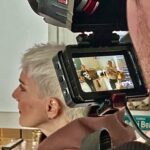 Maria Veitola Instagram - Vihdoinkin ne olisi katsottavissa! Nimittäin kolme uutta Veitola.doc-dokkaria löytyy nyt MTV Katsomosta. Odotan innolla teidän ajatuksianne niistä. Jakakaa siis ihmeessä tämän julkaisun kommentteihin, että mitä tykkäsitte ja mitä pohdintoja uudet jaksot herättivät. Tällä kertaa aiheita on kolme: ✨ Kauneuskirurgia ja pistoshoidot 🌙 Syömishäiriöt ✨ Psykedeelit Haluaisin tässä kohtaa kiittää mun ihanaa, mega ammattitaitoista työryhmää ja kaikkia tähän projektiin osallistuneita, taustalla haastateltuja kymmeniä asiantuntijoita. Koko sydämestäni kiitos ennen kaikkea dokkarin päähenkilöille: te teitte sen. Olitte rohkeita kaikkien niiden puolesta, jotka eivät syystä tai toisesta siihen kykene. Näytitte koko Suomelle, mistä näissä asioissa todella on kyse. Olen teistä kaikista tosi ylpeä. ❤️ Kun keskustelemme nyky-yhteiskunnan haasteista ja erilaisista rikkovista teemoista olemme tekemisissä tavallisten ihmisten kanssa. Todellisista ihmisistä jotka elävät näiden teemojen värittämää arkea. Kaikki he ovat kokonaisia ihmisiä ja polkuja heidän nykyiseen arkeensa on ollut lukemattomia. Ethän siis koskaan oleta tai tuomitse. Harvoin nimittäin saamme kuulla koko tarinaa. Tämän dokkarikauden tarkoitus onkin avata teemoja, jotka typistyvät liian usein mustavalkoisiksi klikkiotsikoiksi ja skandaaleiksi. Kyse on kuitenkin aina oikeista ihmisistä ja he pääsevät nyt itse ääneen. Haluaisinkin nyt kuulla millaisia ajatuksia teille heräsi? Entä mitä aiheita toivoisitte minun käsittelevän tulevaisuuden dokkari-jaksoissa jos sellaisia vielä on mahdollista tehdä. #veitoladoc #mtvkatsomo