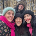 Maria Veitola Instagram - Tämän viikon jaksossa yökyläilen taiteilija ja muusikko Mira Luodin luona. Pääsin tutustumaan myös Miran uusperheen kuudesta lapsesta nuorimpaan Urhoon, sekä miesystävä Olli Saksaan. Olen tavannut ja haastatellut Miraa useampaankin otteeseen, mutta tällä kerralla päästiin erityisen syvälle. ❤️ Mirassa on poikkeuksellinen energia, ehkä koska hän on niin ultimaattinen selviytyjänainen. En jaksa odottaa, että näette tän jakson ja kerrotte mulle millaisia ajatuksia meidän jutuista heräsi. Uskoisin, että moni pystyy samaistumaan siihen kun elämä tuntuu antavan haastetta haasteen perään, mutta luovuttaa ei voi. 🌜 Päästiin siis Miran kanssa elämän tärkeimpien kysymysten äärelle, oikeastaan useampaankin otteeseen. Juteltiin lapsen sairastumisesta, ahdistelusta ja väkivallasta selviämisestä sekä isättömyydestä. Toisaalta käytiin läpi Miran ja Ollin työn merkeissä syttynyt rakkaustarina, sekä Miran sisustusfilosofia. Oli kiinnostavaa kuulla, miten Mira on kokenut PMMP:n nousukauden, sen jälkeisen soolouran ja toisaalta nyt yhden aikansa suosituimman yhtyeen paluun. ✨ Lähinnä siis juteltiin, mutta ehdittiin onneksi lenkille ja katsomaan DVD:ltä Onnenpyörää, johon Mira osallistui 19-vuotiaana. Ja Mira seisoi päällään ja teki spagaatin! Ehdin myös tapaamaan Sami Yaffan ja Erja Lyytisen, jotka tulivat hakemaan Miran mukaansa joulukiertueelle. Meidän menoa pääset seuraamaan Maikkarilta kello 21 ja erityispitkän version jaksosta voit katsoa MTV Katsomosta vaikka heti. MTV Katsomo -tilaajana muuten näät jo seuraavan jakson, jossa vierailen kovasti toivotulla Sami Syköllä. #yökylässä #yökylässäMariaVeitola