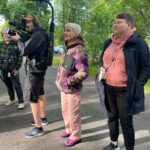 Maria Veitola Instagram - Vihdoinkin ne olisi katsottavissa! Nimittäin kolme uutta Veitola.doc-dokkaria löytyy nyt MTV Katsomosta. Odotan innolla teidän ajatuksianne niistä. Jakakaa siis ihmeessä tämän julkaisun kommentteihin, että mitä tykkäsitte ja mitä pohdintoja uudet jaksot herättivät. Tällä kertaa aiheita on kolme: ✨ Kauneuskirurgia ja pistoshoidot 🌙 Syömishäiriöt ✨ Psykedeelit Haluaisin tässä kohtaa kiittää mun ihanaa, mega ammattitaitoista työryhmää ja kaikkia tähän projektiin osallistuneita, taustalla haastateltuja kymmeniä asiantuntijoita. Koko sydämestäni kiitos ennen kaikkea dokkarin päähenkilöille: te teitte sen. Olitte rohkeita kaikkien niiden puolesta, jotka eivät syystä tai toisesta siihen kykene. Näytitte koko Suomelle, mistä näissä asioissa todella on kyse. Olen teistä kaikista tosi ylpeä. ❤️ Kun keskustelemme nyky-yhteiskunnan haasteista ja erilaisista rikkovista teemoista olemme tekemisissä tavallisten ihmisten kanssa. Todellisista ihmisistä jotka elävät näiden teemojen värittämää arkea. Kaikki he ovat kokonaisia ihmisiä ja polkuja heidän nykyiseen arkeensa on ollut lukemattomia. Ethän siis koskaan oleta tai tuomitse. Harvoin nimittäin saamme kuulla koko tarinaa. Tämän dokkarikauden tarkoitus onkin avata teemoja, jotka typistyvät liian usein mustavalkoisiksi klikkiotsikoiksi ja skandaaleiksi. Kyse on kuitenkin aina oikeista ihmisistä ja he pääsevät nyt itse ääneen. Haluaisinkin nyt kuulla millaisia ajatuksia teille heräsi? Entä mitä aiheita toivoisitte minun käsittelevän tulevaisuuden dokkari-jaksoissa jos sellaisia vielä on mahdollista tehdä. #veitoladoc #mtvkatsomo