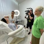 Maria Veitola Instagram - Vihdoinkin ne olisi katsottavissa! Nimittäin kolme uutta Veitola.doc-dokkaria löytyy nyt MTV Katsomosta. Odotan innolla teidän ajatuksianne niistä. Jakakaa siis ihmeessä tämän julkaisun kommentteihin, että mitä tykkäsitte ja mitä pohdintoja uudet jaksot herättivät. Tällä kertaa aiheita on kolme: ✨ Kauneuskirurgia ja pistoshoidot 🌙 Syömishäiriöt ✨ Psykedeelit Haluaisin tässä kohtaa kiittää mun ihanaa, mega ammattitaitoista työryhmää ja kaikkia tähän projektiin osallistuneita, taustalla haastateltuja kymmeniä asiantuntijoita. Koko sydämestäni kiitos ennen kaikkea dokkarin päähenkilöille: te teitte sen. Olitte rohkeita kaikkien niiden puolesta, jotka eivät syystä tai toisesta siihen kykene. Näytitte koko Suomelle, mistä näissä asioissa todella on kyse. Olen teistä kaikista tosi ylpeä. ❤️ Kun keskustelemme nyky-yhteiskunnan haasteista ja erilaisista rikkovista teemoista olemme tekemisissä tavallisten ihmisten kanssa. Todellisista ihmisistä jotka elävät näiden teemojen värittämää arkea. Kaikki he ovat kokonaisia ihmisiä ja polkuja heidän nykyiseen arkeensa on ollut lukemattomia. Ethän siis koskaan oleta tai tuomitse. Harvoin nimittäin saamme kuulla koko tarinaa. Tämän dokkarikauden tarkoitus onkin avata teemoja, jotka typistyvät liian usein mustavalkoisiksi klikkiotsikoiksi ja skandaaleiksi. Kyse on kuitenkin aina oikeista ihmisistä ja he pääsevät nyt itse ääneen. Haluaisinkin nyt kuulla millaisia ajatuksia teille heräsi? Entä mitä aiheita toivoisitte minun käsittelevän tulevaisuuden dokkari-jaksoissa jos sellaisia vielä on mahdollista tehdä. #veitoladoc #mtvkatsomo