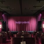 Maria Veitola Instagram - Arvonta ja kaupallinen yhteistyö @cinemansefilms Keskiviikkona järjestin ystävilleni elokuvaillan Punavuoren Rivierassa. Katsoimme ennakkoon Kaouther Ben Hanian ohjaaman dokumenttielokuvan Neljä tytärtä. Elokuva kertoi riipaiseva​​sti, mutta kauniisti tunisialaisesta Olfasta ja tämän neljästä tyttärestä, joista kaksi vanhinta on hylännyt perheensä ja liittynyt terrorijärjestö Isisin riveihin. Neljä tytärtä käsittelee äitiyttä, väkivallan monia muotoja, perhesuhteita sekä patriarkaalisen kulttuurin seurauksia niin intiimillä tavalla, jota harvoin näkee. Sen kuvaus oli raakaa ja rehellistä mutta silti kunnioittavaa ja rakkaudellista. Monessa elokuvan kohtauksessa onnistuttiin kiteyttämään se, mikä elämässä on parasta ja toisinaan pahinta - perhe. Koin paljon ristiriitaisia, hämmentäviä tunteita. Muutama vuosi sitten puhuttiin paljon Isis-vaimoista Al-Holin leirin tapahtumiin liittyen. Leirille oli päätynyt myös suomalaisia Isis-vaimoja ja heitä lapsineen pelastettiin tautien ja nälkään nääntymisen keskeltä. Omiin silmiini ei koskaan osunut analyysia siitä, miksi niin monet naiset päätyivät Isis-vaimoiksi. Tämä elokuva vastasi tähän kysykseen - paljastaen sen raakuuden ja älyttömyyden, mutta naisten päätöksiä ja tunteita kunnioittaen. Olen miettinyt elokuvaa ja sen monia kerroksia lähes taukoamatta keskiviikosta asti. Leffa oli toteutettu yllättävällä tavalla faktaa ja fiktiota sekoittaen, enkä haluaisi paljastaa teille sen enempää. Sanon vain saman minkä ystävilleni keskiviikkona: tämä elokuva on matka, tervemenoa, ette tule katumaan. Kaouther Ben Hanian dokumentti Neljä tytärtä on ensi-illassa kautta maan tänään 5.4. Toivon todella, että käytte katsomassa tämän elokuvan. Se on paras dokumentti, jonka olen aikoihin nähnyt. Minulla on ilo arpoa liput elokuviin kolmelle onnekkaalle, jotka saavat jokainen Finnkinon elokuvalipun itselleen ja avecille. Osallistu arvontaan tägäämällä tämän postauksen kommentteihin, että kenet veisit kanssasi elokuviin. Halutessasi voit myös jakaa ajatuksiasi elokuvan teemasta ja itse leffasta, kuulisin niitä mielelläni. 💘 Kilpailuaika on 5-7.4. Voittajille ilmoitetaan henkilökohtaisesti! Meta ei ole mukana arvonnassa.