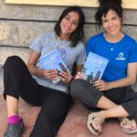 Mariam Hernández Instagram - “Vivir con Miedo, o sin èl” es el segundo libro de @blazquezsandra, un viaje brutal hacia nosotr@s mism@s, hacia lo más profundo del ser humano. Leyéndolo me planteaba què tipo de sociedad hemos creado , qué valores tenemos, así como nuestra manera de vivir, nuestras inquietudes, deseos, (falsas) necesidades. Me dio un vuelco el alma, literal. Y lloré, mucho, replanteándome tantas cosas… El 100% del dinero recaudado con la venta del libro va para @somosidealibre y sus niñ@s de Chumvi. ¿Lo has leído? Si no, vete al web y cuéntame qué te ha parecido ❣️
