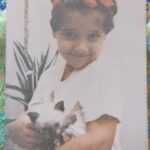 Mariam Hernández Instagram - Hace unos días cumplí 43 años… 43. Lo repito porque siempre me ha costado decir mi edad por aquí. El miedo al paso de los años, a que no me llamen tanto en mi trabajo por ser mayor , a no gustar (a los demás, o mejor dicho, “a ellos” ) … pues sí tengo 43 y aunque da vértigo , en todos los sentidos, me siento bien , probablemente mejor que antes. Me siento más valiente y más serena (y esto último ha sido un trabajo de muchos años). Hoy, mi hija me ha dicho que tenía que ponerse “guapa” porque Cocodrilo tenía que verla fabulosa…. “Tú ya eres fabulosa cariño, le dije! Y ponte lo que quieras sólo si a ti te gusta y tú quieres, ¡¡da igual lo que piense cocodrilo!!”… hay algo social que empieza a aflorar, el gustar, el encajar, la aprobación de los demás… “ . Pensé que ella saldría de eso, que sería más libre, pero está claro que hay que seguir en la lucha. Sigue el viaje… Felices 43 para mí ❣️
