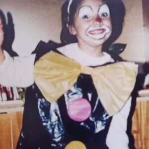 Mariam Hernández Instagram - Hace unos días cumplí 43 años… 43. Lo repito porque siempre me ha costado decir mi edad por aquí. El miedo al paso de los años, a que no me llamen tanto en mi trabajo por ser mayor , a no gustar (a los demás, o mejor dicho, “a ellos” ) … pues sí tengo 43 y aunque da vértigo , en todos los sentidos, me siento bien , probablemente mejor que antes. Me siento más valiente y más serena (y esto último ha sido un trabajo de muchos  años).

Hoy, mi hija me ha dicho  que tenía que ponerse “guapa” porque Cocodrilo tenía  que verla fabulosa…. “Tú ya eres fabulosa cariño, le dije! Y ponte lo que quieras sólo si a ti te gusta y tú quieres, ¡¡da igual lo que piense cocodrilo!!”… hay algo social que empieza a aflorar, el gustar, el encajar, la aprobación de los demás… “ . Pensé que ella saldría de eso, que sería más libre, pero está claro que hay que seguir  en la lucha. Sigue el viaje…
Felices 43 para mí ❣️