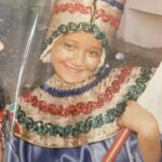 Mariam Hernández Instagram - Hace unos días cumplí 43 años… 43. Lo repito porque siempre me ha costado decir mi edad por aquí. El miedo al paso de los años, a que no me llamen tanto en mi trabajo por ser mayor , a no gustar (a los demás, o mejor dicho, “a ellos” ) … pues sí tengo 43 y aunque da vértigo , en todos los sentidos, me siento bien , probablemente mejor que antes. Me siento más valiente y más serena (y esto último ha sido un trabajo de muchos años). Hoy, mi hija me ha dicho que tenía que ponerse “guapa” porque Cocodrilo tenía que verla fabulosa…. “Tú ya eres fabulosa cariño, le dije! Y ponte lo que quieras sólo si a ti te gusta y tú quieres, ¡¡da igual lo que piense cocodrilo!!”… hay algo social que empieza a aflorar, el gustar, el encajar, la aprobación de los demás… “ . Pensé que ella saldría de eso, que sería más libre, pero está claro que hay que seguir en la lucha. Sigue el viaje… Felices 43 para mí ❣️