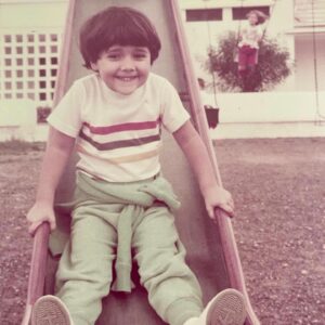 Mariam Hernández Instagram - Hace unos días cumplí 43 años… 43. Lo repito porque siempre me ha costado decir mi edad por aquí. El miedo al paso de los años, a que no me llamen tanto en mi trabajo por ser mayor , a no gustar (a los demás, o mejor dicho, “a ellos” ) … pues sí tengo 43 y aunque da vértigo , en todos los sentidos, me siento bien , probablemente mejor que antes. Me siento más valiente y más serena (y esto último ha sido un trabajo de muchos  años).

Hoy, mi hija me ha dicho  que tenía que ponerse “guapa” porque Cocodrilo tenía  que verla fabulosa…. “Tú ya eres fabulosa cariño, le dije! Y ponte lo que quieras sólo si a ti te gusta y tú quieres, ¡¡da igual lo que piense cocodrilo!!”… hay algo social que empieza a aflorar, el gustar, el encajar, la aprobación de los demás… “ . Pensé que ella saldría de eso, que sería más libre, pero está claro que hay que seguir  en la lucha. Sigue el viaje…
Felices 43 para mí ❣️