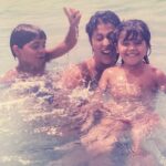Mariam Hernández Instagram - Hace unos días cumplí 43 años… 43. Lo repito porque siempre me ha costado decir mi edad por aquí. El miedo al paso de los años, a que no me llamen tanto en mi trabajo por ser mayor , a no gustar (a los demás, o mejor dicho, “a ellos” ) … pues sí tengo 43 y aunque da vértigo , en todos los sentidos, me siento bien , probablemente mejor que antes. Me siento más valiente y más serena (y esto último ha sido un trabajo de muchos años). Hoy, mi hija me ha dicho que tenía que ponerse “guapa” porque Cocodrilo tenía que verla fabulosa…. “Tú ya eres fabulosa cariño, le dije! Y ponte lo que quieras sólo si a ti te gusta y tú quieres, ¡¡da igual lo que piense cocodrilo!!”… hay algo social que empieza a aflorar, el gustar, el encajar, la aprobación de los demás… “ . Pensé que ella saldría de eso, que sería más libre, pero está claro que hay que seguir en la lucha. Sigue el viaje… Felices 43 para mí ❣️